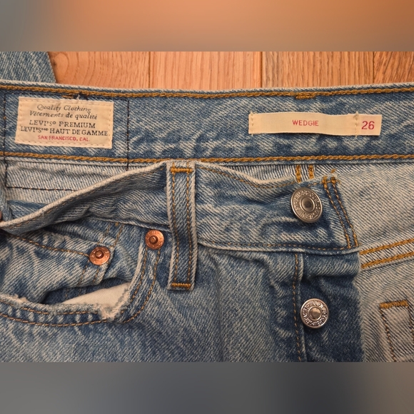 Levi's Wedgie Size 26 Button Up Blue Denim Jeans Distressed Knees - Picture 7 of 13